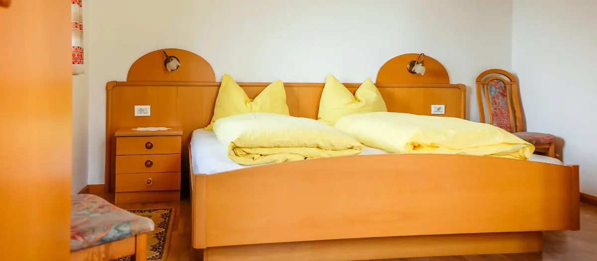 Schlafzimmer einer Ferienwohnung am Lechnerhof