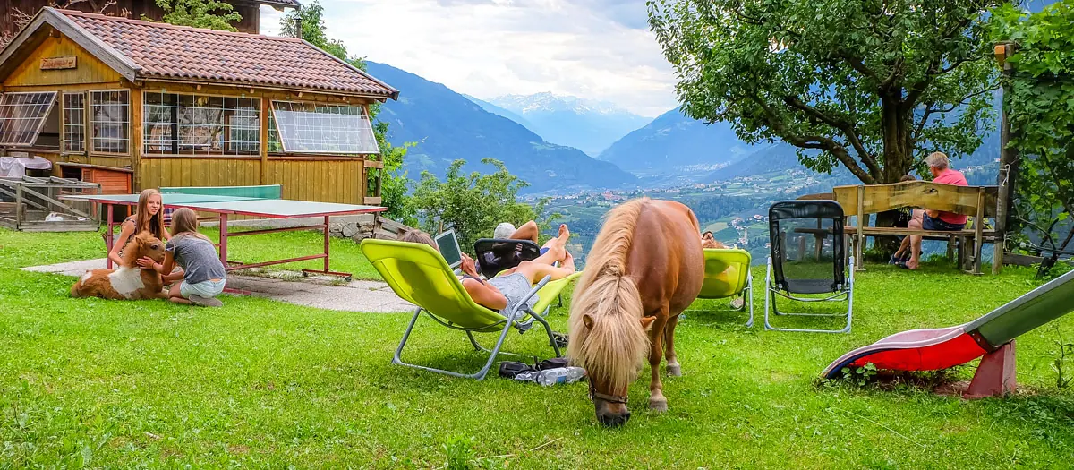 Garten des Lechnerhofs mit Liegewiese, Spielbereich und Pony