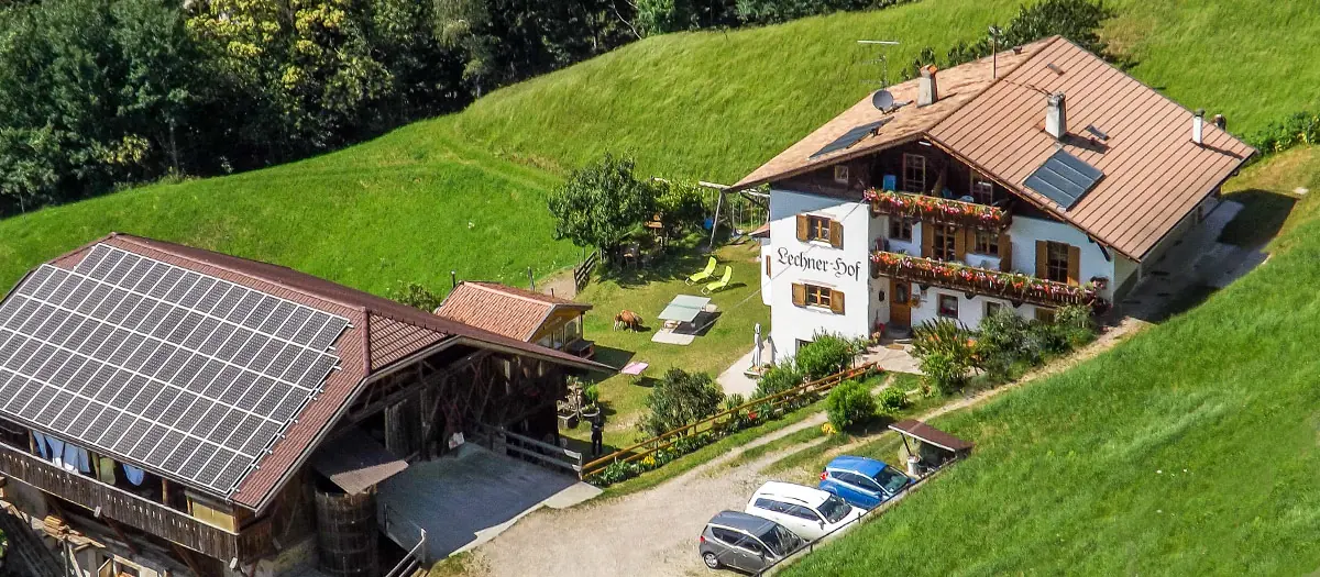 Lechnerhof mit Wohnhaus und Wirtschaftsgebäude in grüner Hanglage