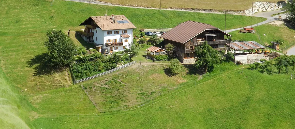 Lechnerhof oberhalb von Schenna mit Blick auf die Meraner Bergwelt