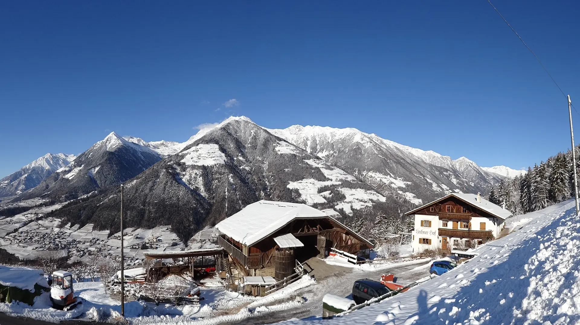 Lechnerhof in verschneiter Winterlandschaft